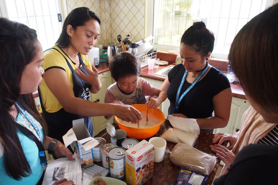 親子留学で子供は先生とフィリピン料理を作る