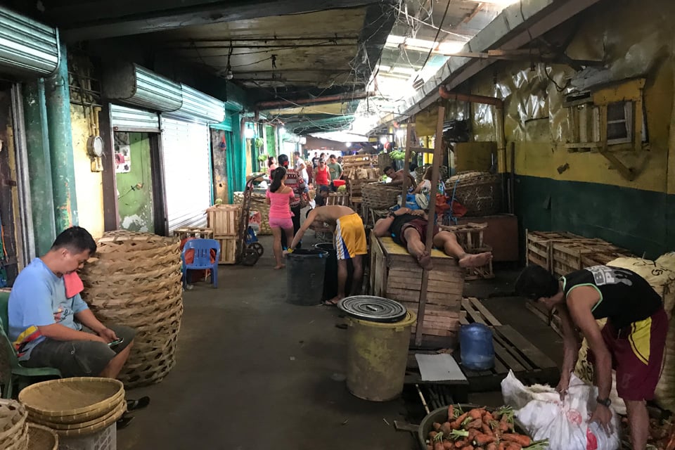 セブ島のコロンマーケットの地元民のマーケット