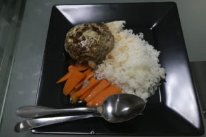 マニラの学校Quoollの食事、ハンバーグ定食
