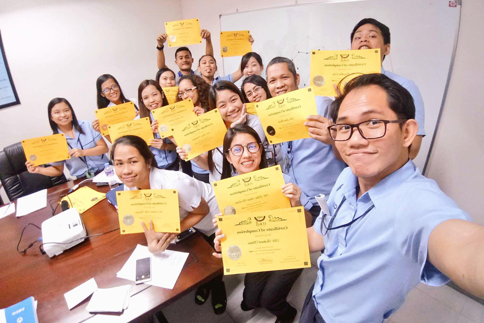 フィリピン企業の日本語授業の修了証授与式後の様子