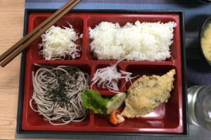 学校の食事 セブのKEA そばと天ぷら