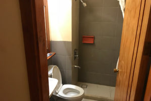 セブシティのTsaiホテルのトイレとシャワー