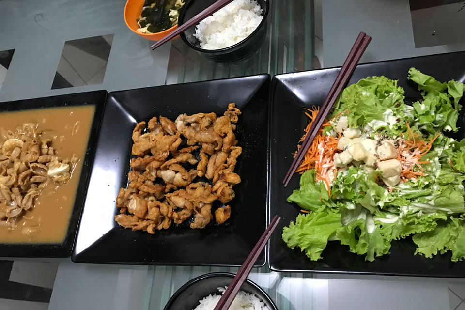 学校の食事 マニラのクオール 日本食の鳥の唐揚げとシーザーサラダ