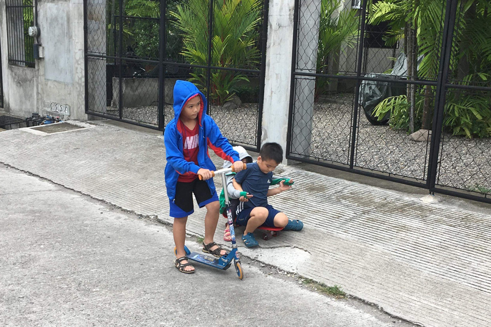 フィリピンの現地小学校で地元の友達と遊ぶ子供