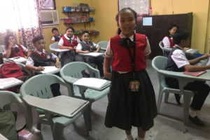 フィリピンの小学生も勉強しています。発音の授業はブリティッシュイングリッシュです。