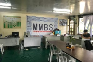 MMBSの職員室、スタッフが常駐している