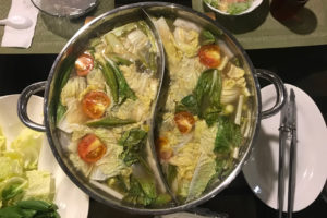 学校の食事 友人塾のご飯 フィリピン料理のシニガンスープは野菜たっぷり