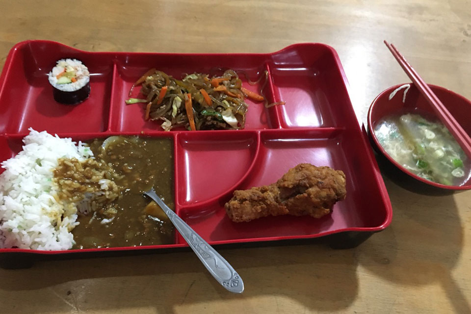学校の食事 マニラのEBのご飯 日本食で美味しいカレーとチキン