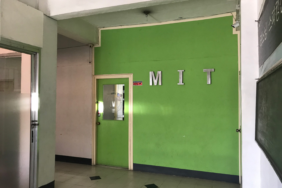マニラの格安学校MITの入り口