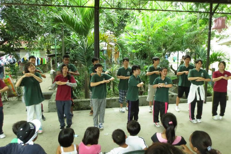 フィリピンでのボランティア活動で、スラム街の子供に披露したマルモのおきてダンス