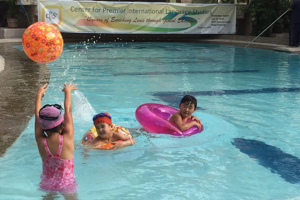 セブのシピルスの学校内プールで遊ぶ子供達