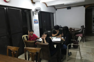 オーナーの家に滞在している子供は英語の宿題も一緒にやっている。夜も先生が来てます。