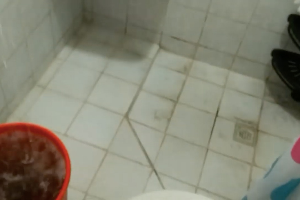フィリピンで大雨でバスルームの部屋が雨漏り