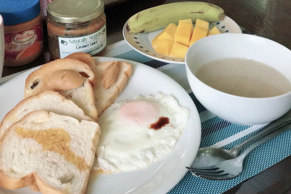 DETiの朝食はセルフサービス、フライパンで目玉焼きを作り、パンをトーストして、マンゴー、バナナ、スープ、コーヒー