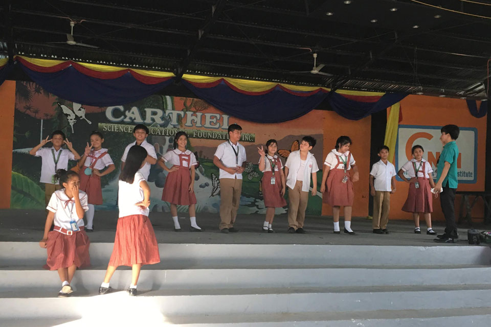 CNE1の敷地内のステージで練習をしているフィリピン人の小学生たち
