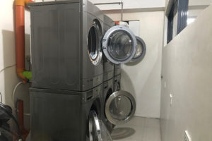 We Academyのランドリー。大型洗濯機が４台あります。