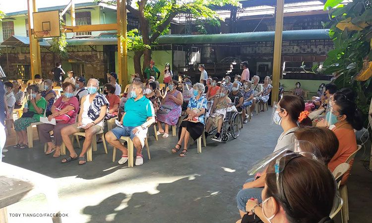 フィリピンの新型コロナウイルスのワクチン接種会場の様子