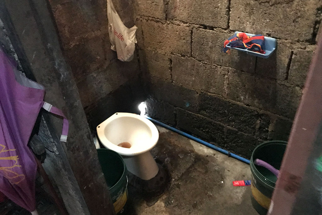 パヤタススモーキーマウンテンのゴミ山のトイレ