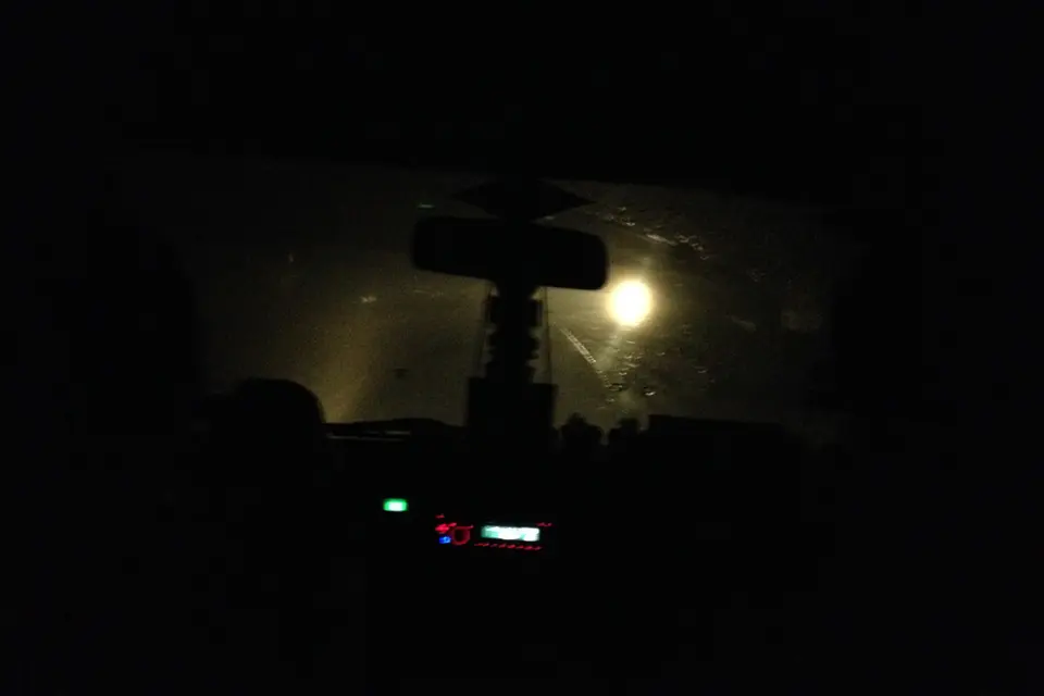 台風で街中が停電の中スピードを出すタクシー