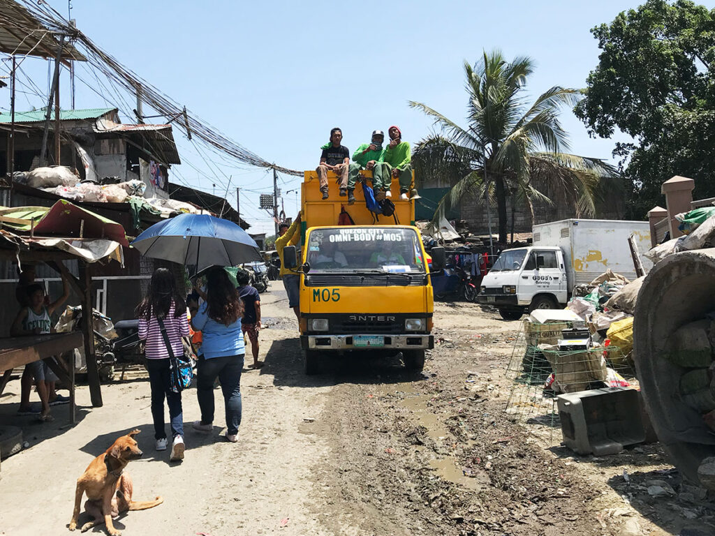 パヤタスの街のゴミ回収車