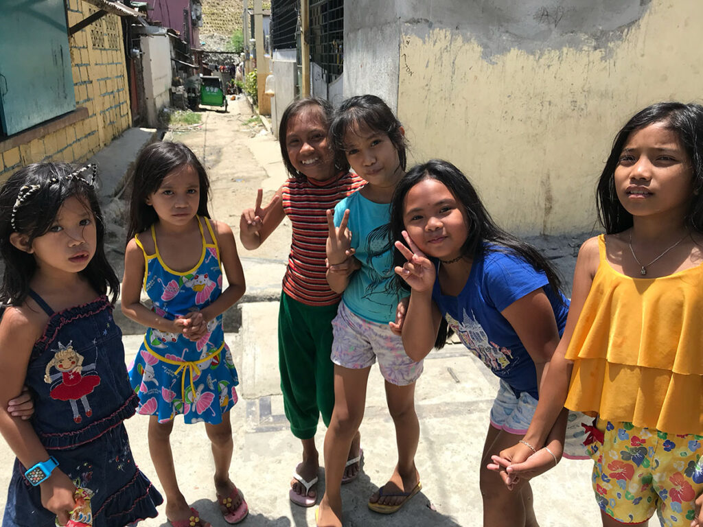 パヤタスの街のフィリピンの子供たち