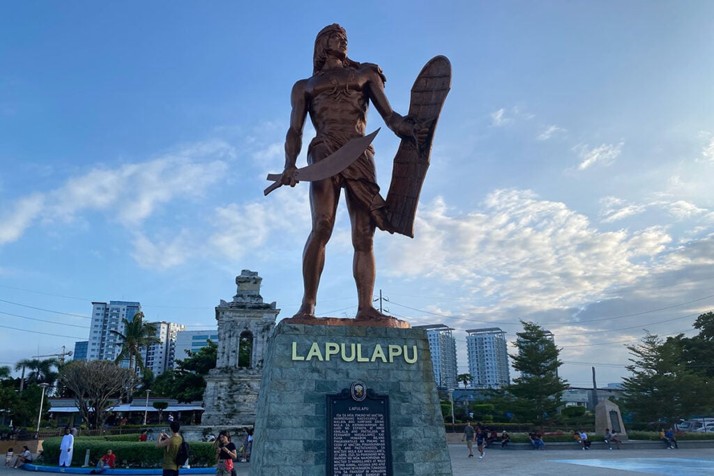 Lapu-Lapu Monument フィリピンの英雄ラプラプ王の銅像