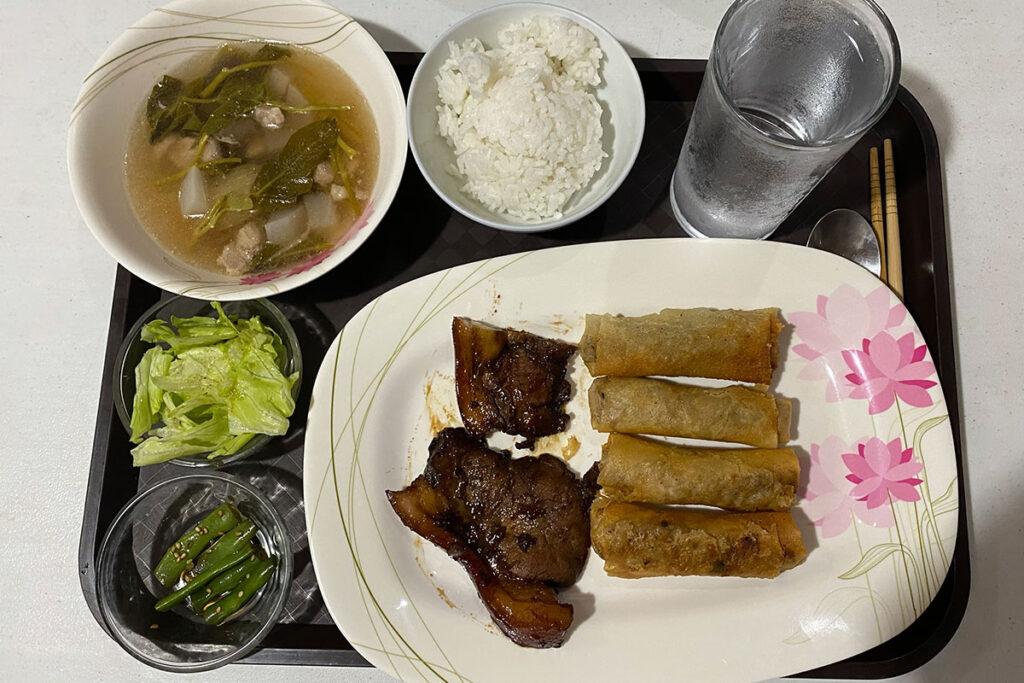 春巻きとシニガンスープ フィリピンの語学学校の食事