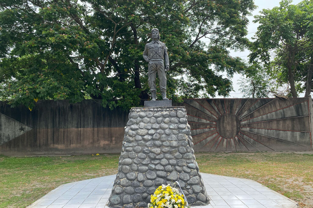 世界初の公式人間爆弾の関行雄中尉の銅像