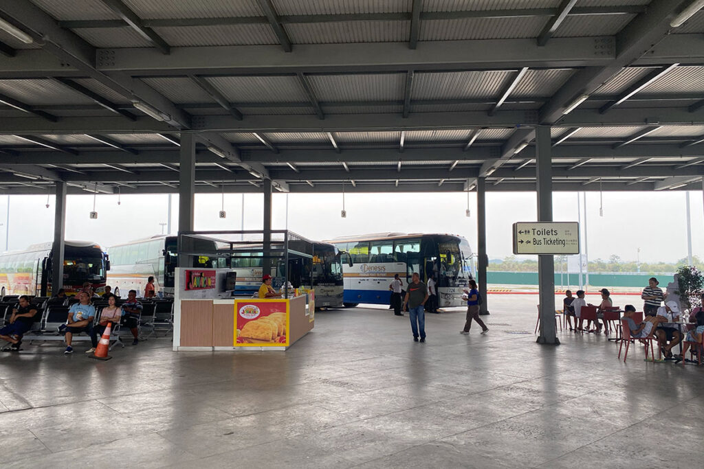 クラーク国際空港のバス乗り場