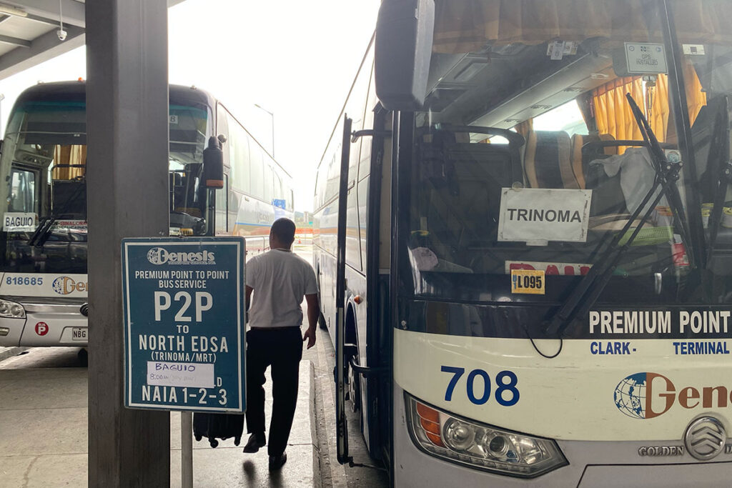 クラーク国際空港からTrinoma行きのGenesisのP2Pバス