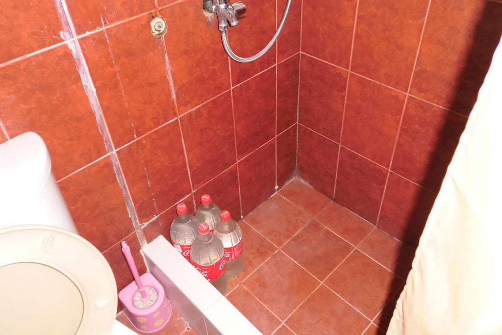 マニラの安いEBのJP校舎の部屋2Bのバストイレ