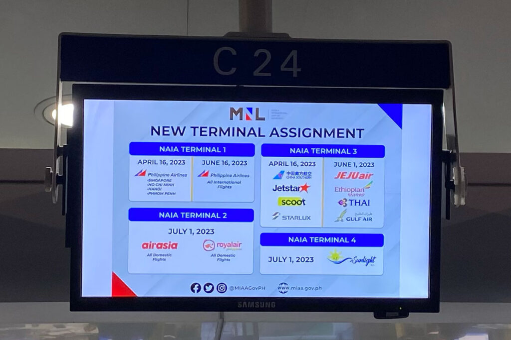 マニラ国際空港のモニタに新しいターミナル割り当てが表示