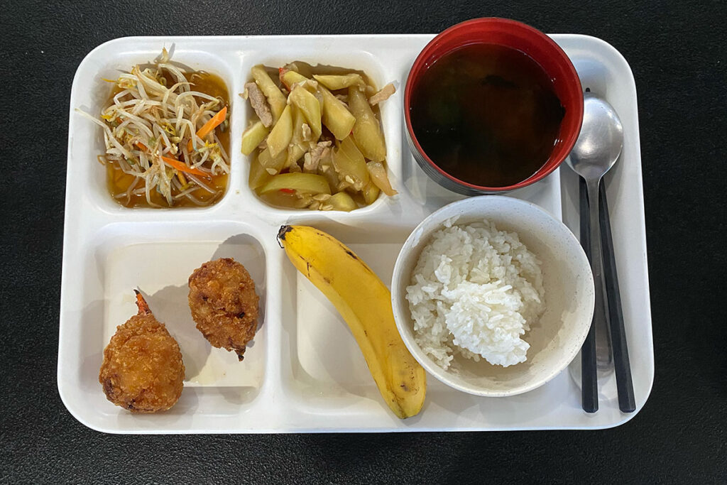 カニのフライ CEGA セブ 学校の食事 ランチ