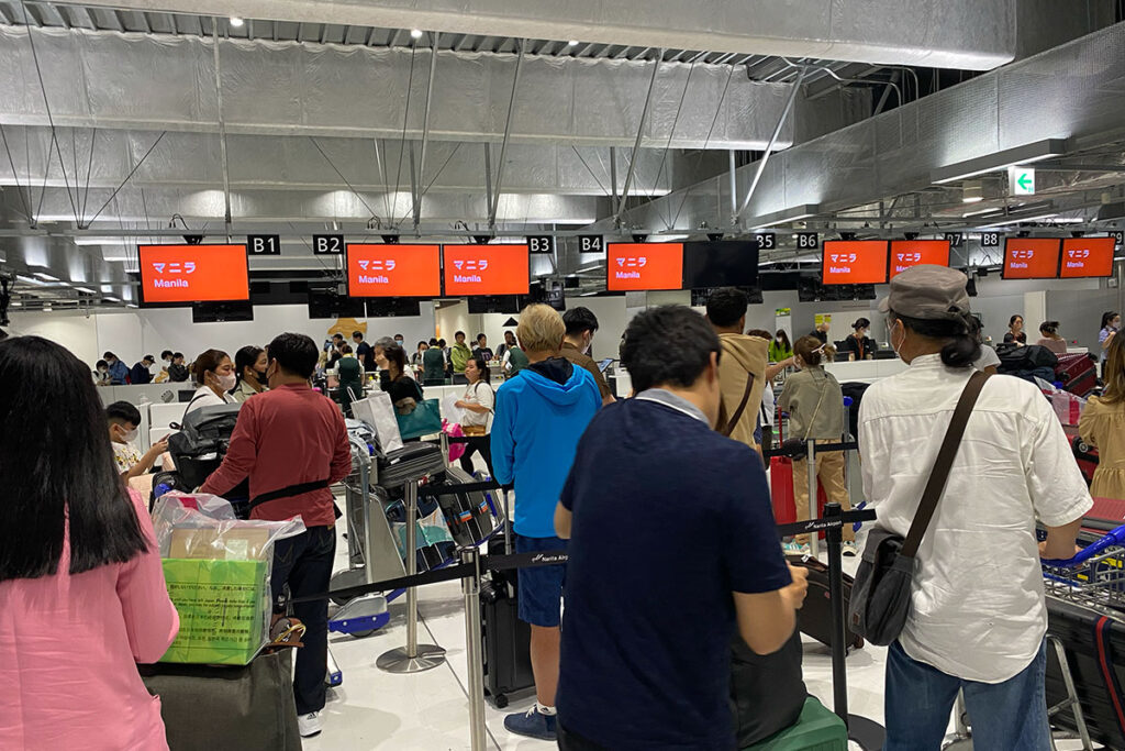 成田空港ターミナル３のジェットスターのチェックインカウンターの行列