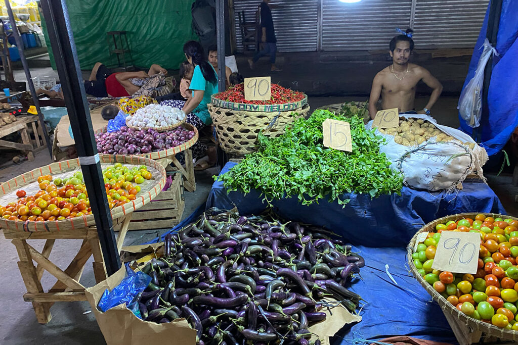 野菜が新鮮で安い 夜のカルボンマーケット