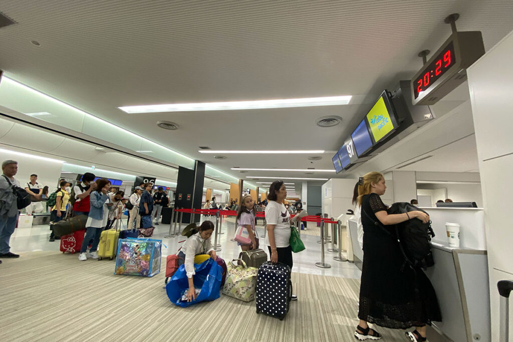 成田空港のセブパシの搭乗口で手荷物のチェックイン
