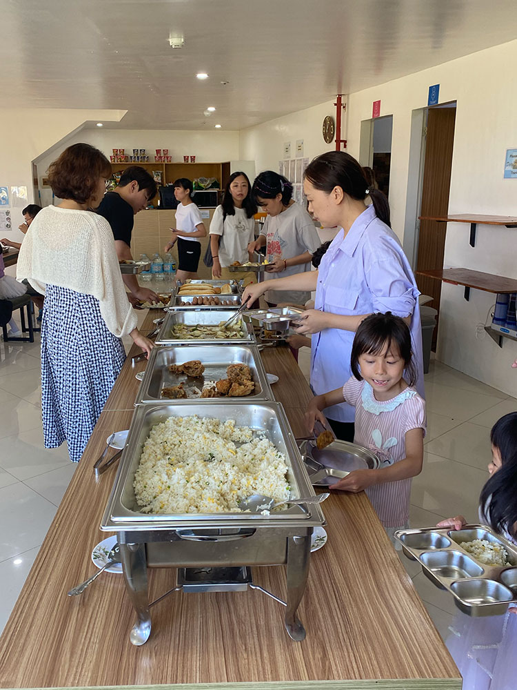 食事はビュッフェ