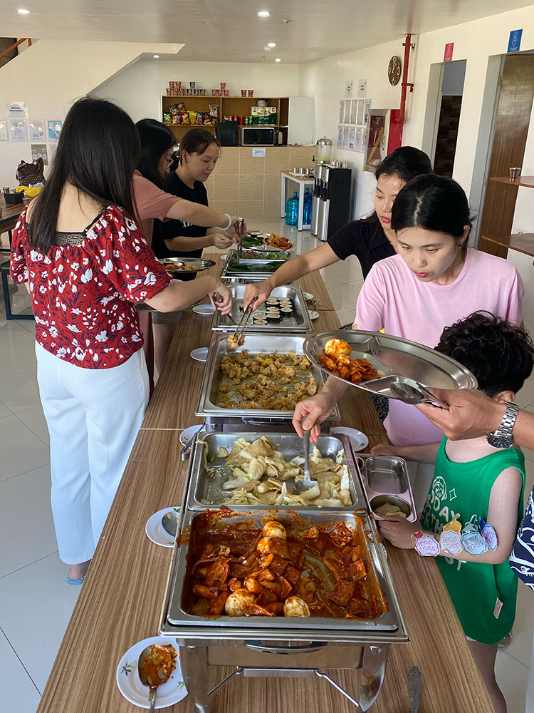 ボラカイの学校の食事はビュッフェ