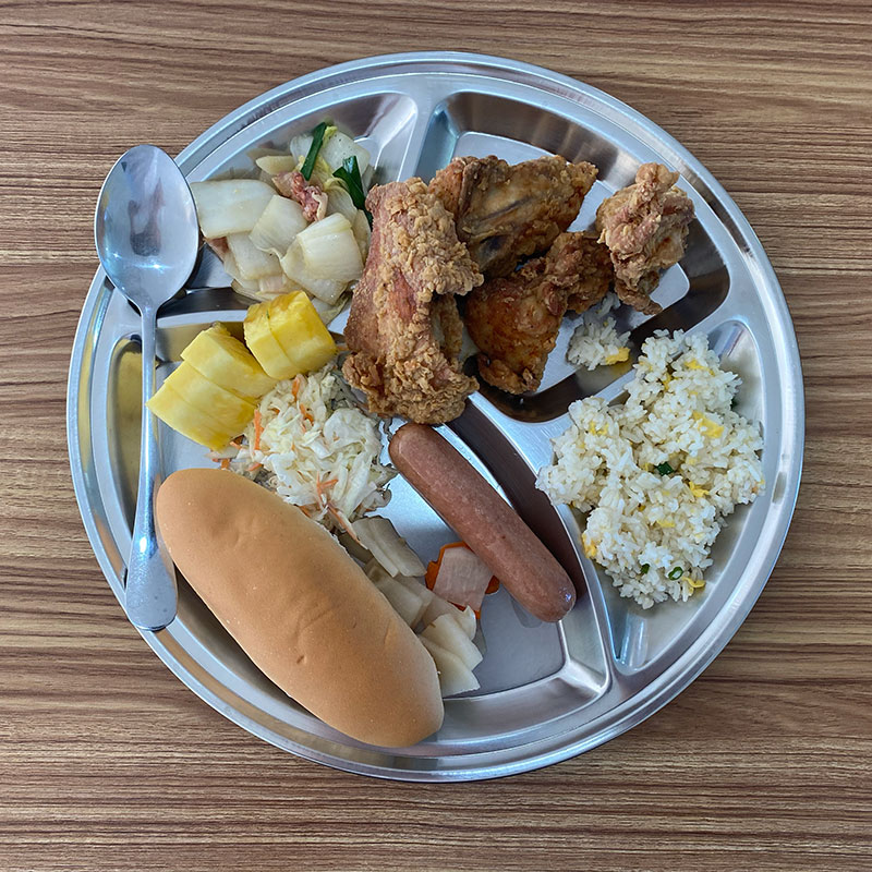 学校の食事 朝食 パン ソーセージ チキン チャーハン