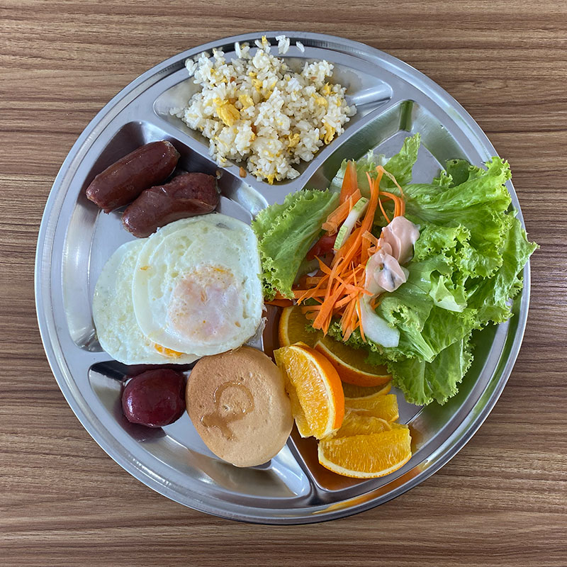 学校の食事 ソーセージ 目玉焼き オレンジ