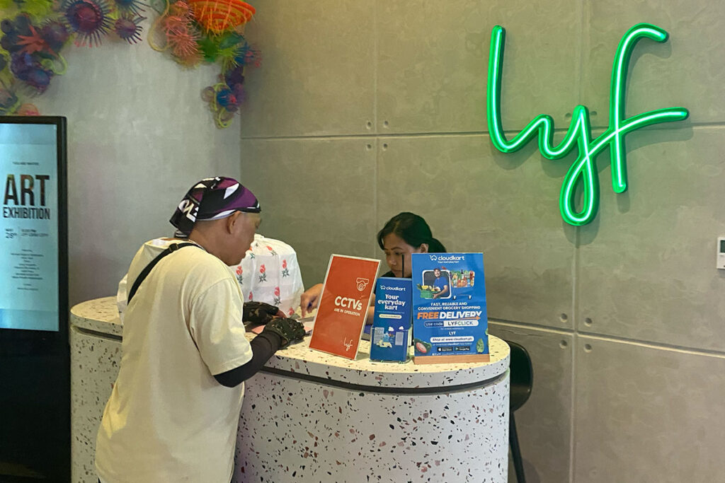 セブのホテル lyf Cebu Cityの１階のフロント