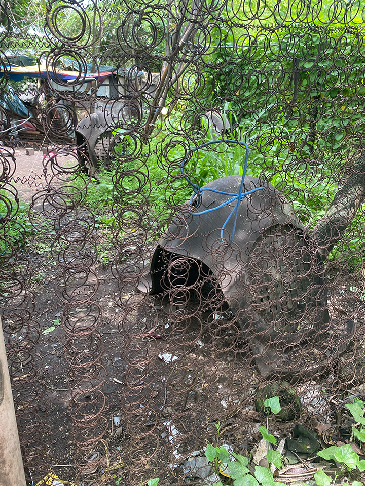 ゴミのタイヤで作った鳥小屋