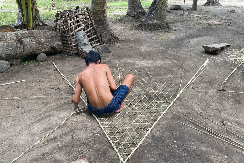 魚を捕獲するフィリピンのボボを作る子供