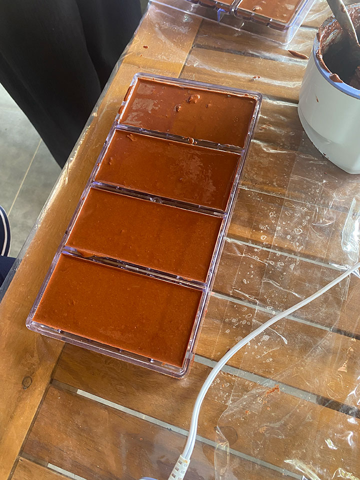 チョコレート作りに子供は大喜び
