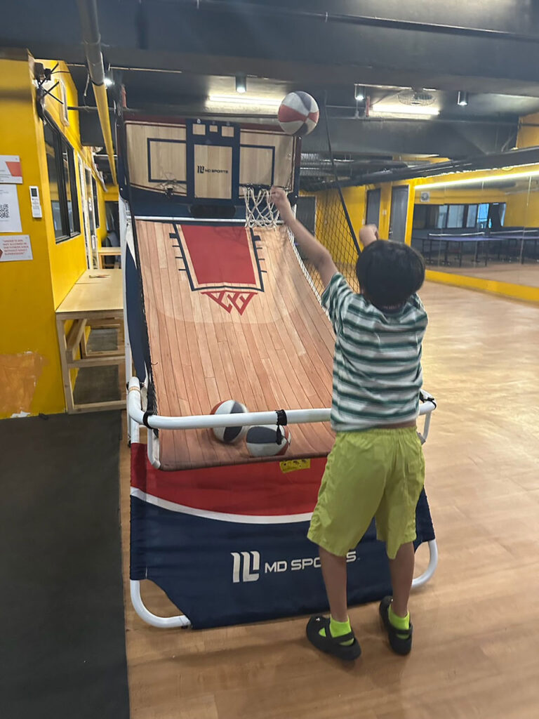 学校の地下でバスケを楽しむ小学生